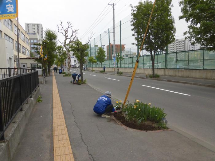 日赤奉仕団幌北分団花植えの様子1