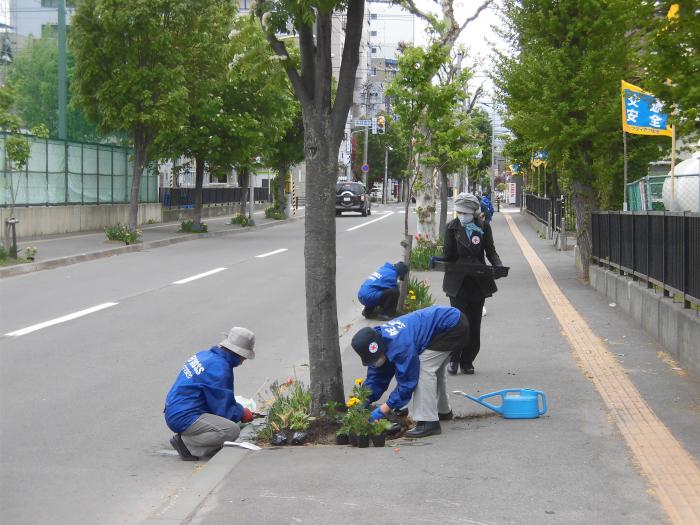 日赤奉仕団幌北分団花植えの様子4