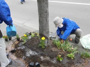 日赤奉仕団幌北分団花植えの様子2