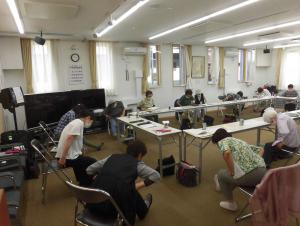 介護予防体操をする会員の皆さん