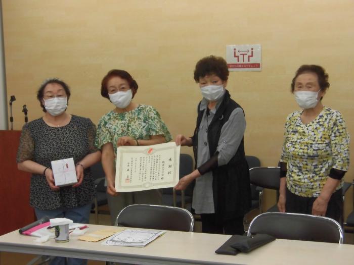 感謝状と記念品を持って記念撮影