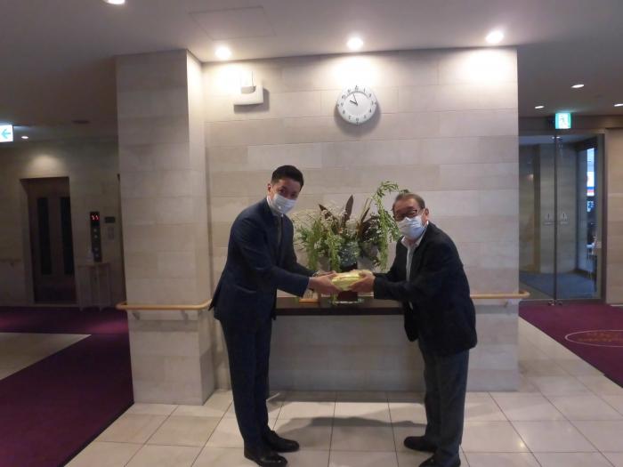 高齢者住宅ウィステリアN17施設長にタオルを贈呈する小田島連町会長（右側）ふれあい2