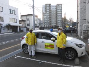 青色防犯パトロール車の前での写真