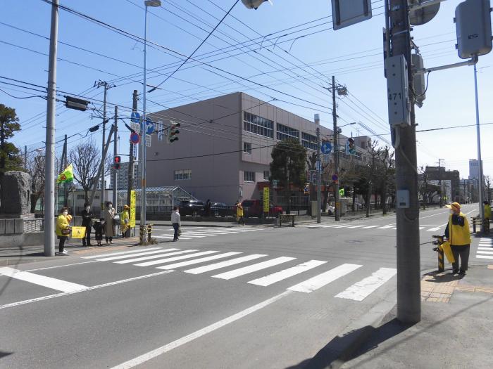 交通安全活動風景（幌北小学校付近交差点）