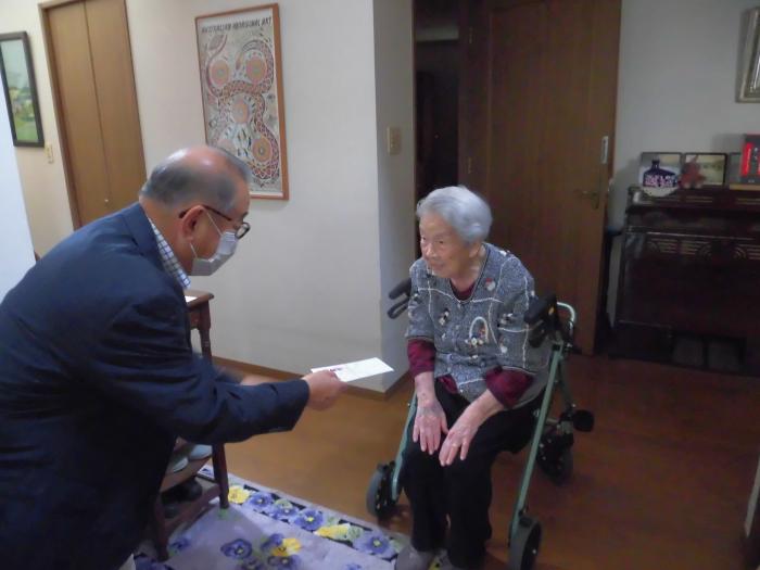 小田島会長（左側）から坂本さん（右側）へお祝い贈呈の様子