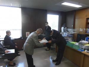 表彰状を授与される小田島理事（左側）の様子