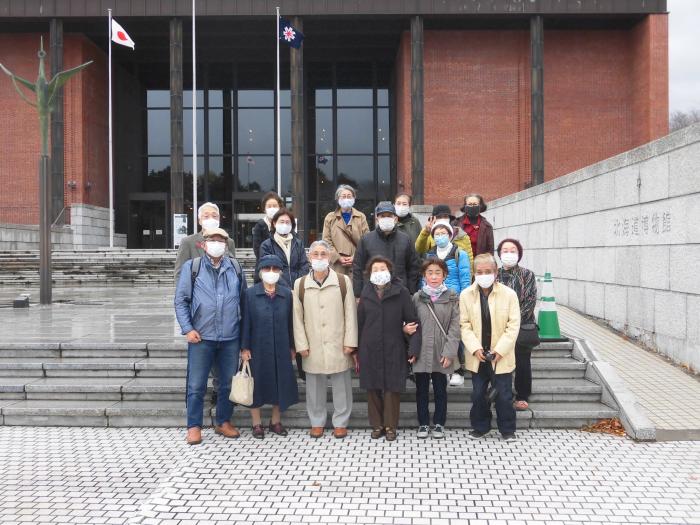 北海道博物館前で記念撮影の様子