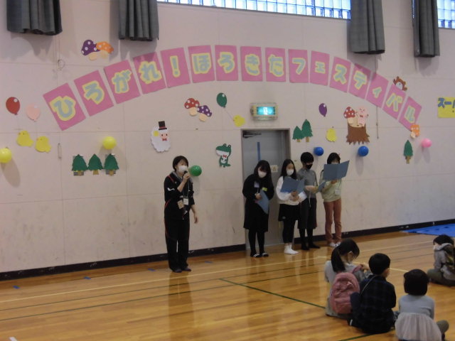 開会の挨拶をする田中館長（左）と司会の子どもスタッフ