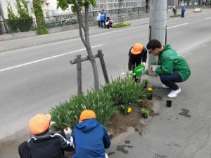 日赤奉仕団花植え4