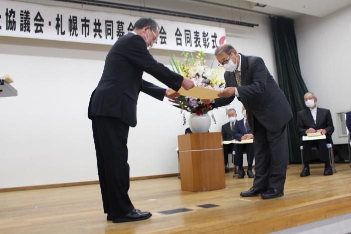 表彰状授与される小田島幌北地区分会会長（右側）