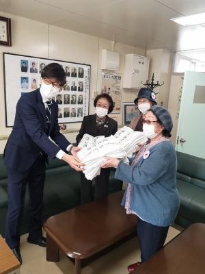 幌北小学校へ寄贈の様子