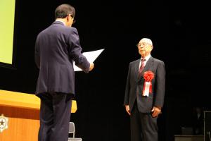 福祉のまち推進事業永年勤続表彰　表彰状受け取り