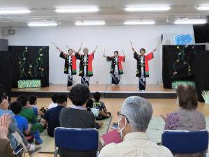 老人クラブの皆さんの踊り