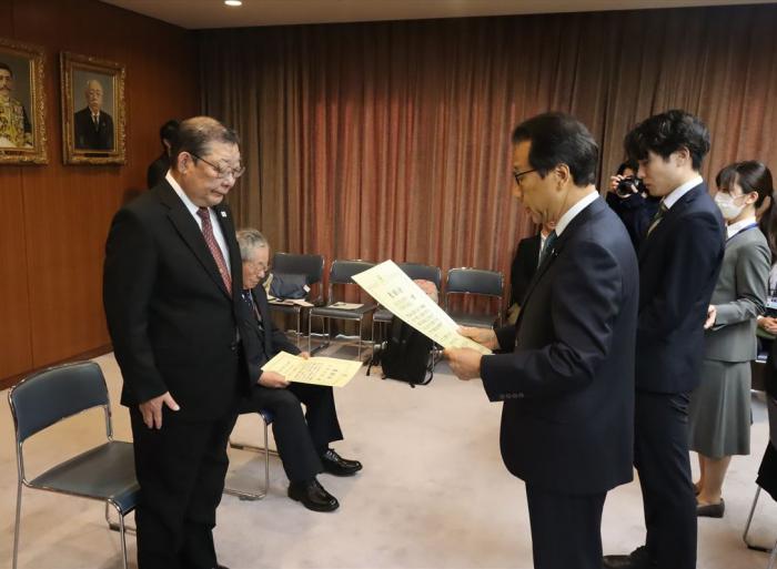 市長から表彰を受ける渥美副会長