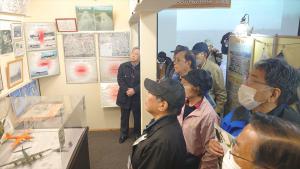 展示物を見ているようす