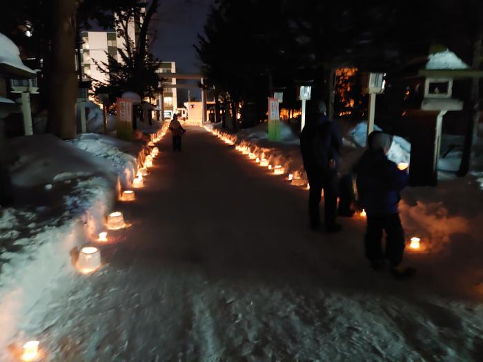 神社境内のゆきあかり