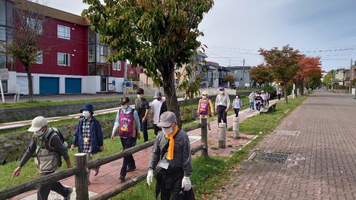 安春川河畔を歩くようす