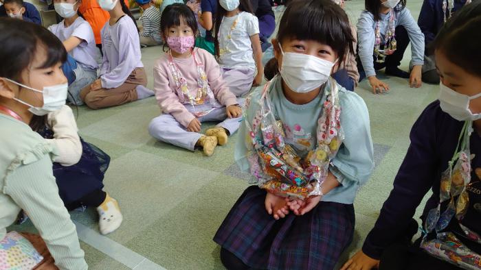 子どもたちがキャンディーレイをもらったようす