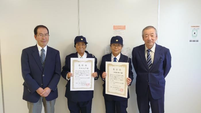 左から北山交通安全実践会会長、楢木文子さん、伊藤勝代さん、下村連町会長の写真