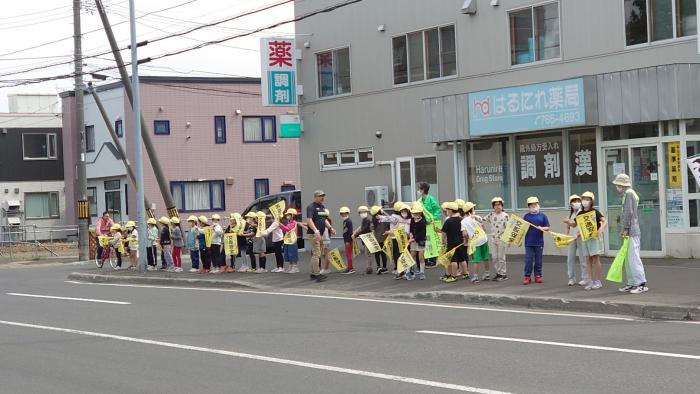 新琴似南小学校の児童による街頭啓発