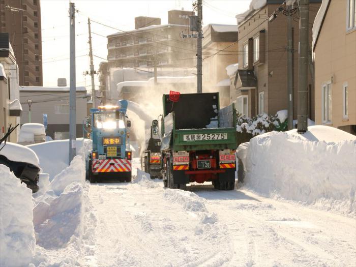 緊急排雪トラック2台