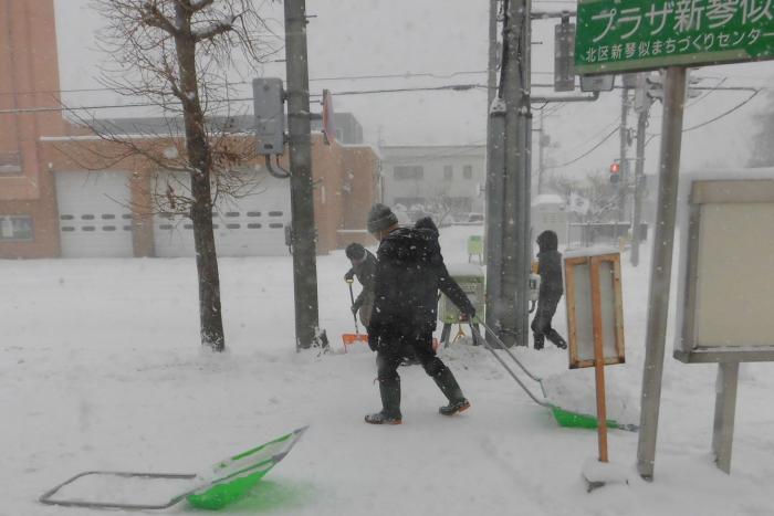 投雪の様子（プラザ新琴似前）