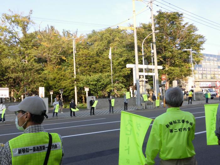 秋の交通安全街頭啓発（新琴似神社前にて）