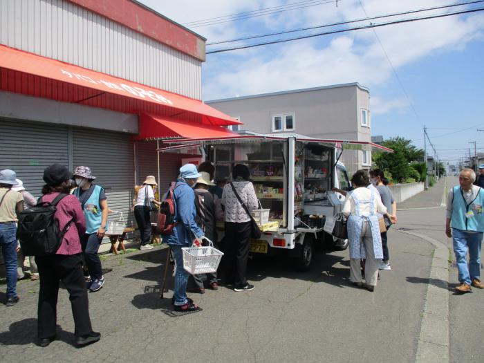 移動スーパーでお買い物をされる方々