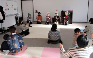 一昨年のクリスマス会の様子。スタッフ5名がサンタクロースなどの紙人形を操っている。