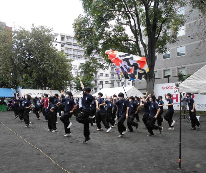 さつき公園でYOSAKOI演舞を披露する学生たちの様子