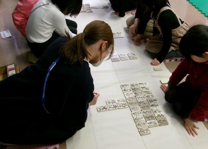 下の句かるた（百人一首）をしている様子