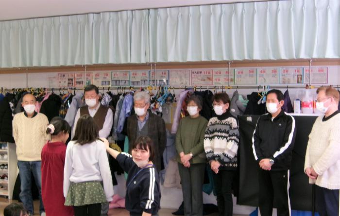 ひまわり福祉の会のみなさんに子どもたちがお礼の言葉を述べている様子