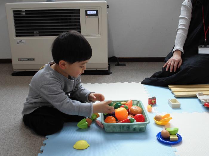 子どもがままごとセットで遊んでいる様子