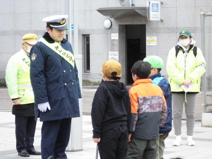 北九条小学校4年生の児童3名が交通安全の誓いを宣言している様子