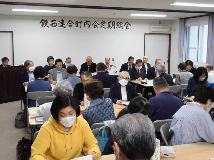 役員と代議員が着席している総会会場内の様子