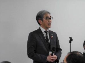 懇親会でご挨拶する佐藤北区長の様子