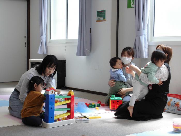 3組の親子が遊びながら会話している様子