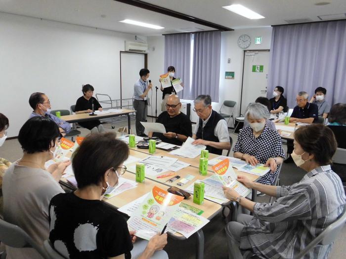 見守り会議の研修で関係機関の説明を聞いている参加者たちの様子