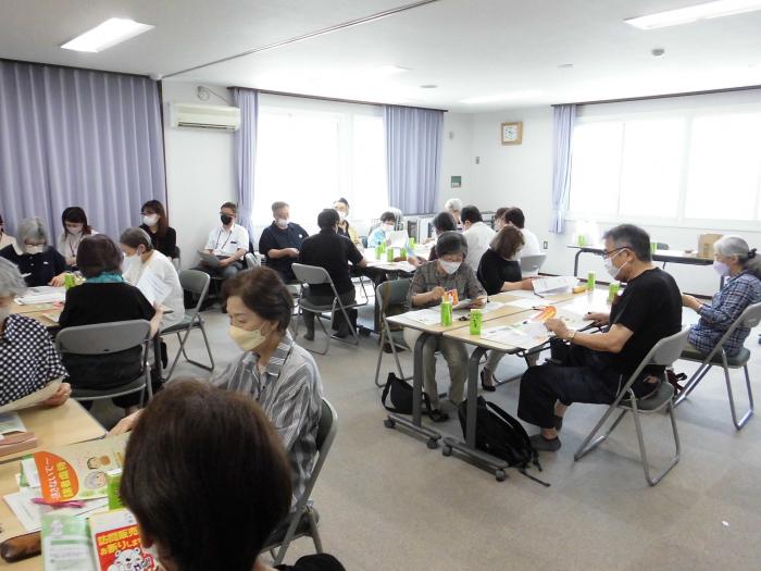 見守り会議も研修で関係機関の説明を聞いている参加者たちの様子