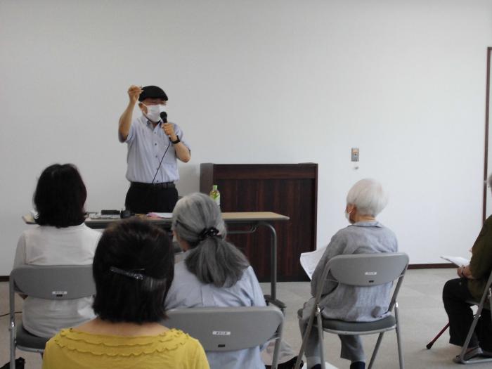 最近の補聴器について話をする講師の様子