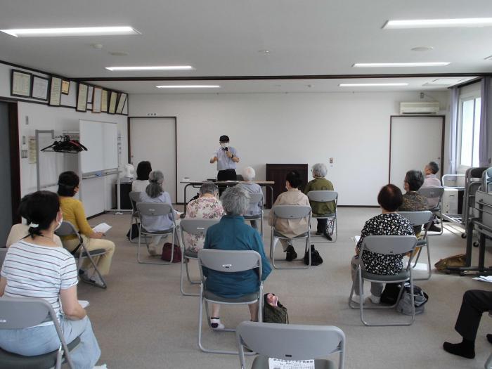 講師の難聴についてのお話を聞いている参加者たちの様子
