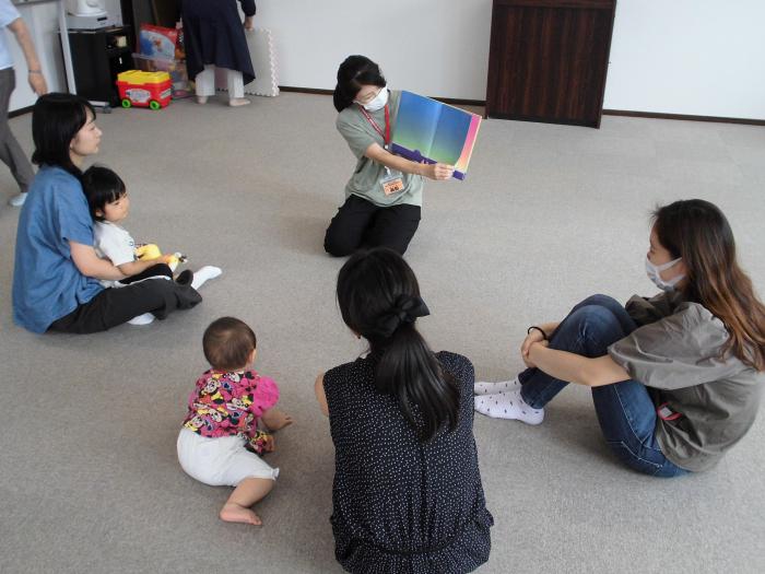 絵本の読み聞かせの様子