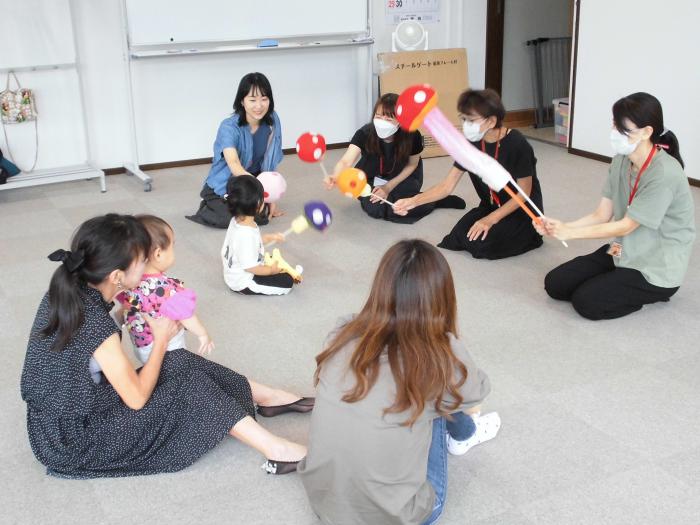 きのこの棒人形をつかったペープサートの様子