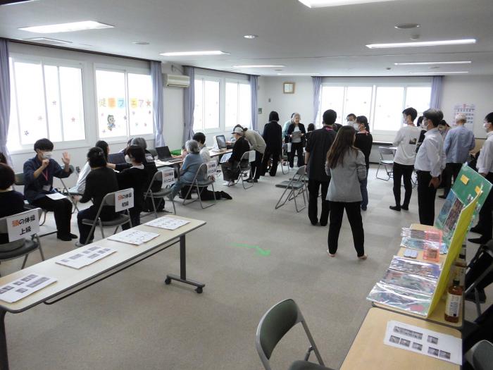 賑わっている会場内の様子