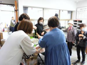 混みあう受付の様子