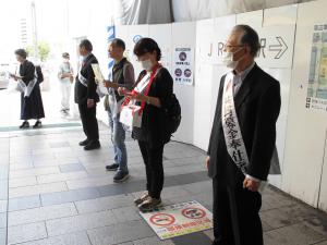 札幌駅北口にて街頭募金活動を行っている様子