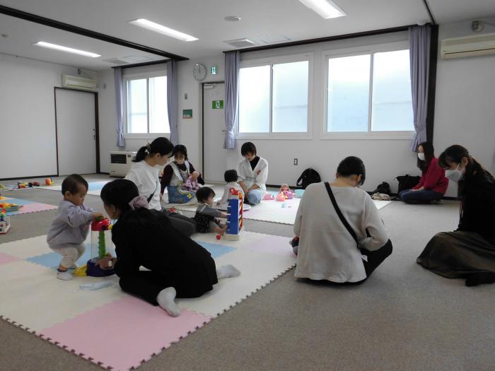 おもちゃで遊んでいる親子たちの様子