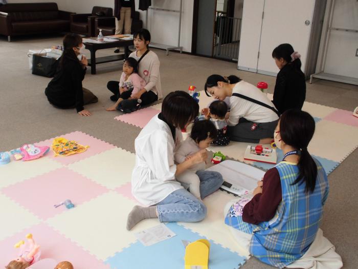 保健師と話をする親子の様子