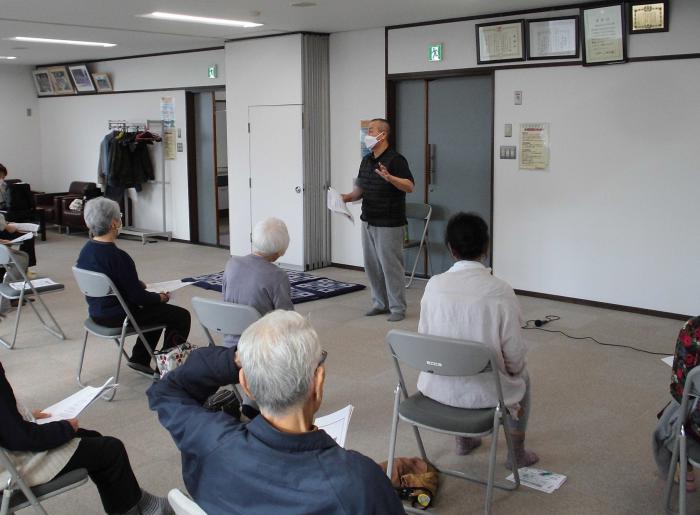 講師が参加者を前に安全な転び方について説明している様子