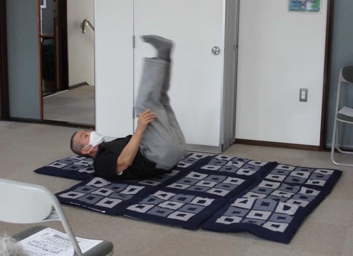 転んだ時の受身を実演する講師の様子